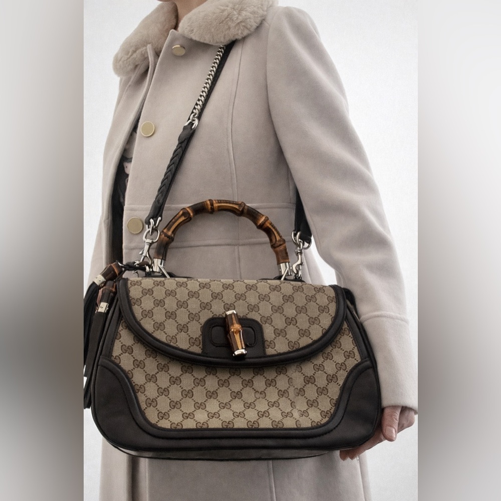 Gucci New Bamboo GG Canvas Top Handle Bag
Model 240241